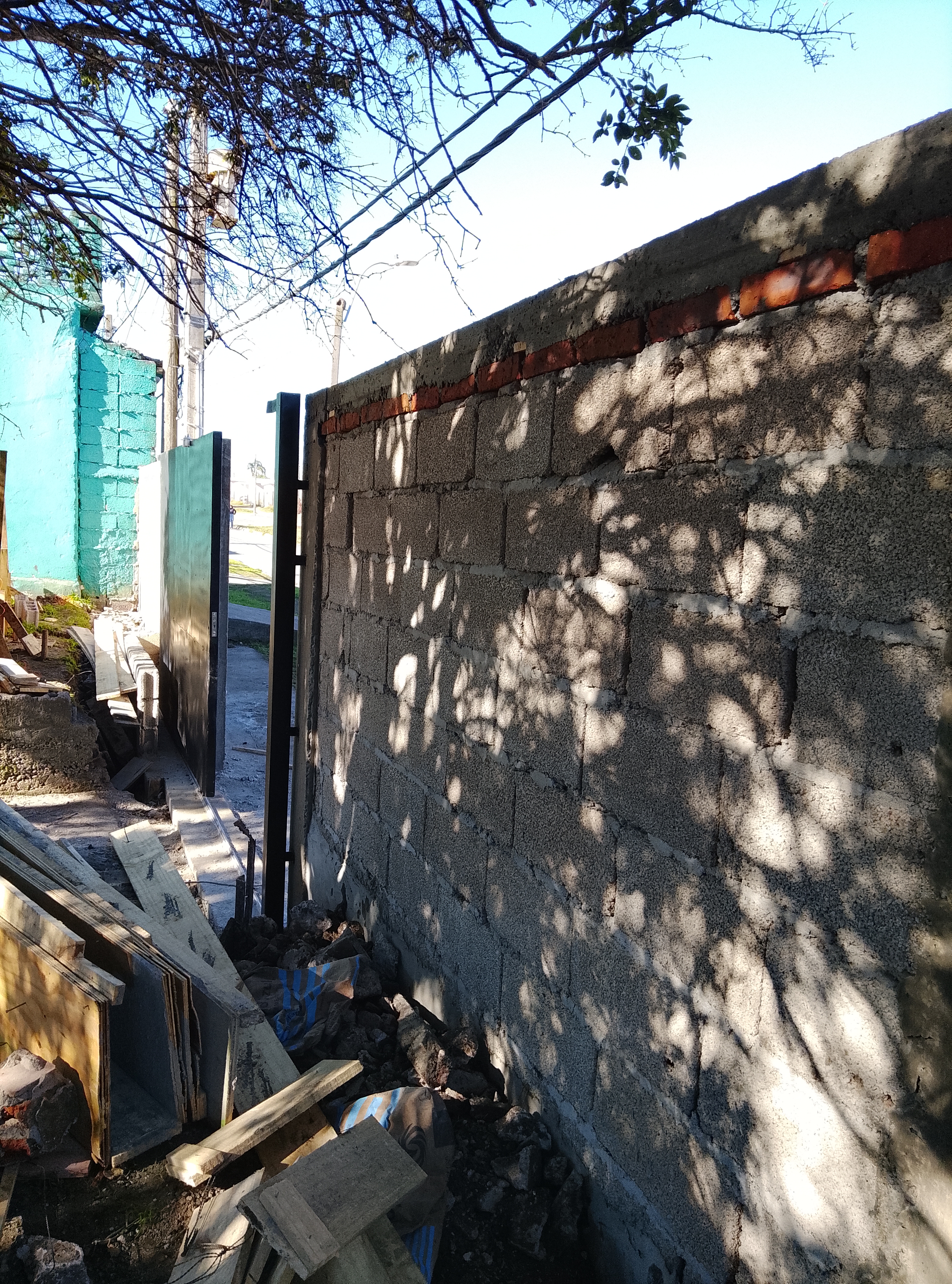 Demolición de muro perimetral - Foto 6