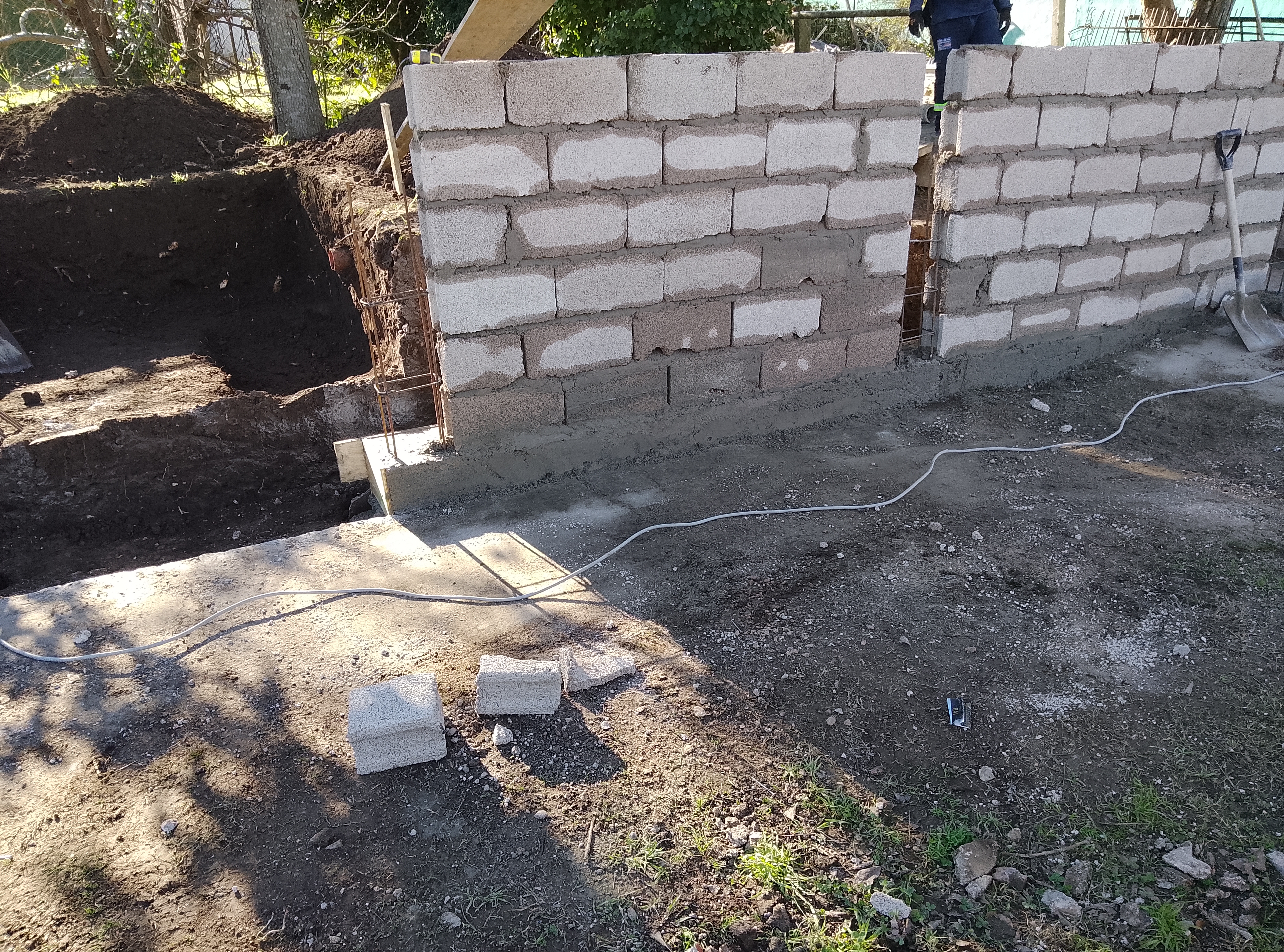 Demolición de muro perimetral - Foto 16